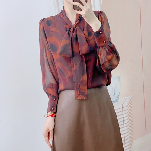 Dame chiffonbluse med dekorativ sløjfe-krave og moderne design Stilla