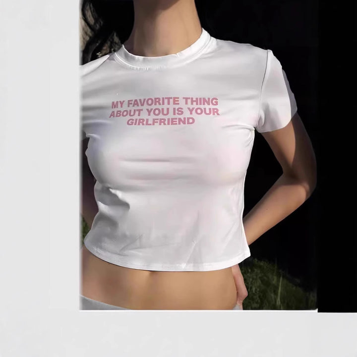 Dame Crop-T-Shirt i urban grafisk design Skovae
