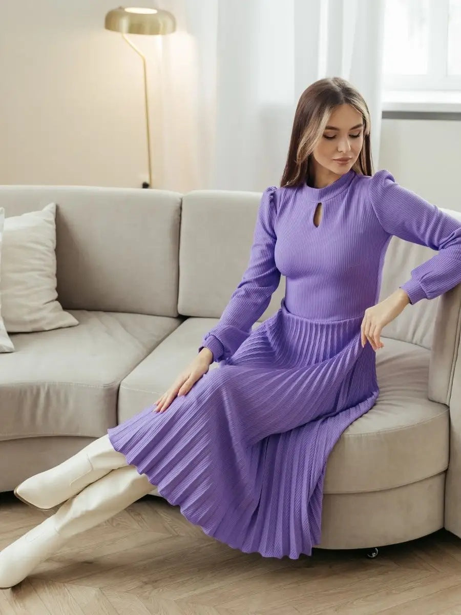 Dame elegant midi kjole med plissédetaljer og høj hals Stilla