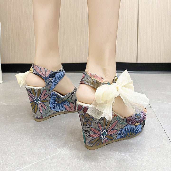 Dame Wedge-sandaler med blomstermotiv og elegant sløjfe-detalje Stilla