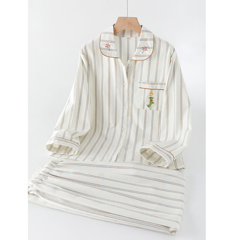 Dame pyjamasæt med elegant stribemønster og broderede detaljer Stilla