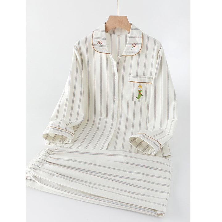 Dame pyjamasæt med elegant stribemønster og broderede detaljer Stilla