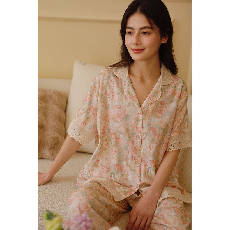 Dame pyjamassæt med delikat blomstermønster og elegant spids Stilla