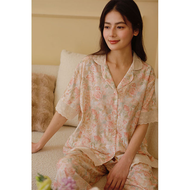 Dame pyjamassæt med delikat blomstermønster og elegant spids Stilla