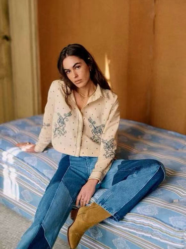 Dame broderet bluse med fine detaljer Stilla