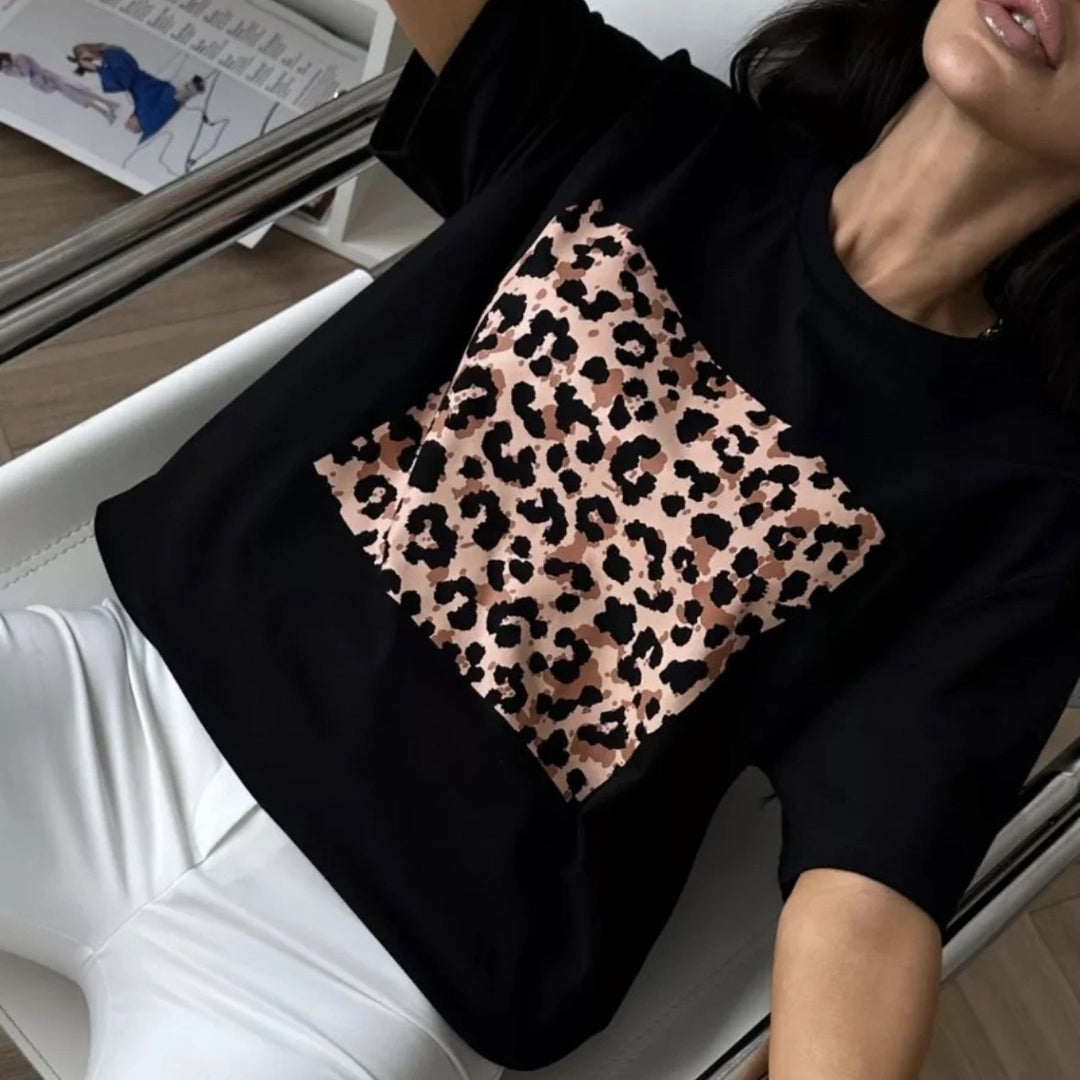 Dame T-shirt med trendy leopardmønster og afslappet snit Stilla