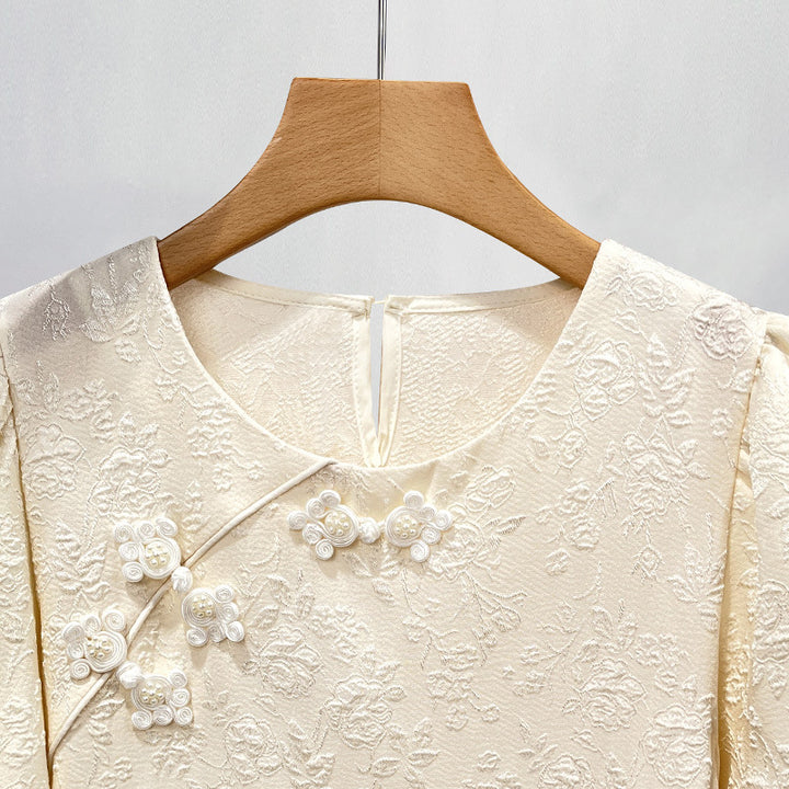 Damebluse med blomsterreliefmønster og dekorative perle-detaljer Stilla