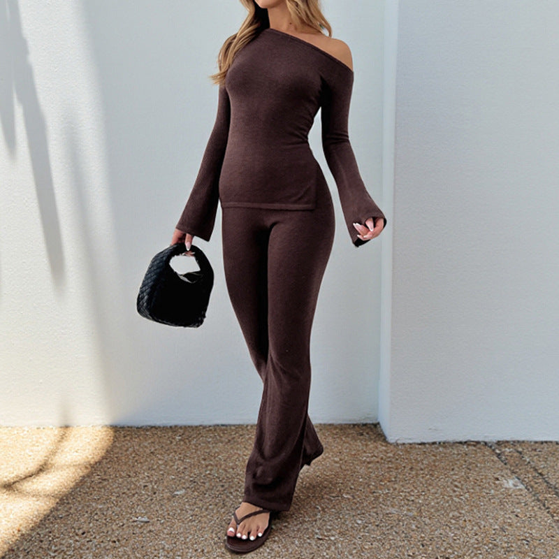 Kvinders tætsiddende langærmet skjorte med off-shoulder design og flared ærmer Skovae