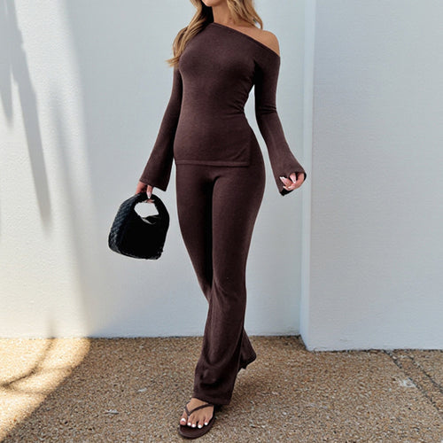 Kvinders tætsiddende langærmet skjorte med off-shoulder design og flared ærmer Skovae