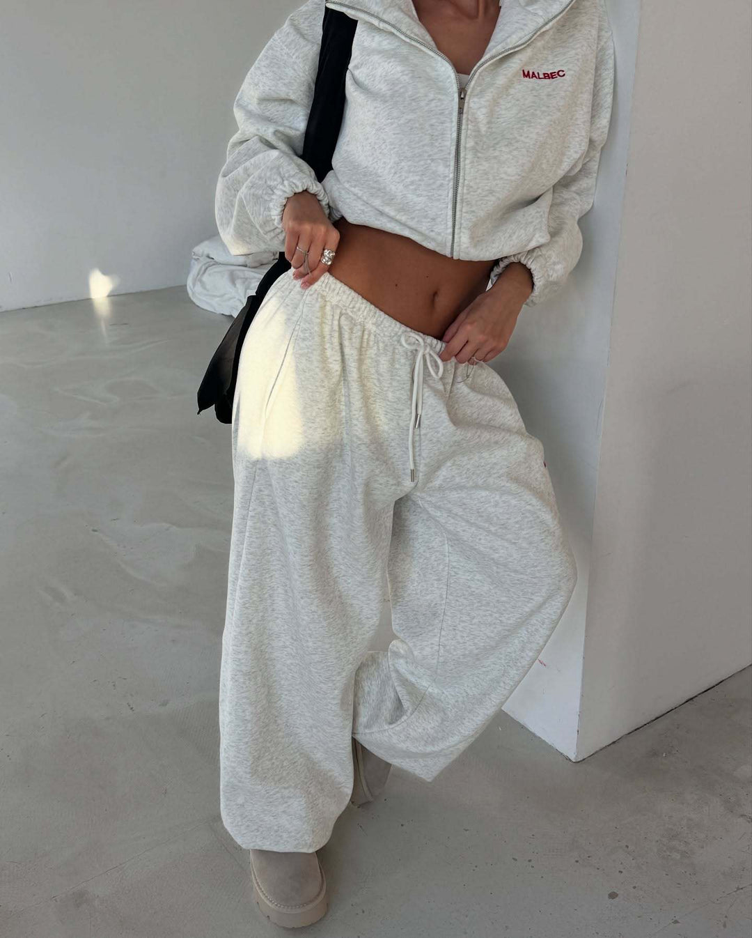 Kvinders sporty fritidstøj med cropped hoodie og brede joggers Stilla