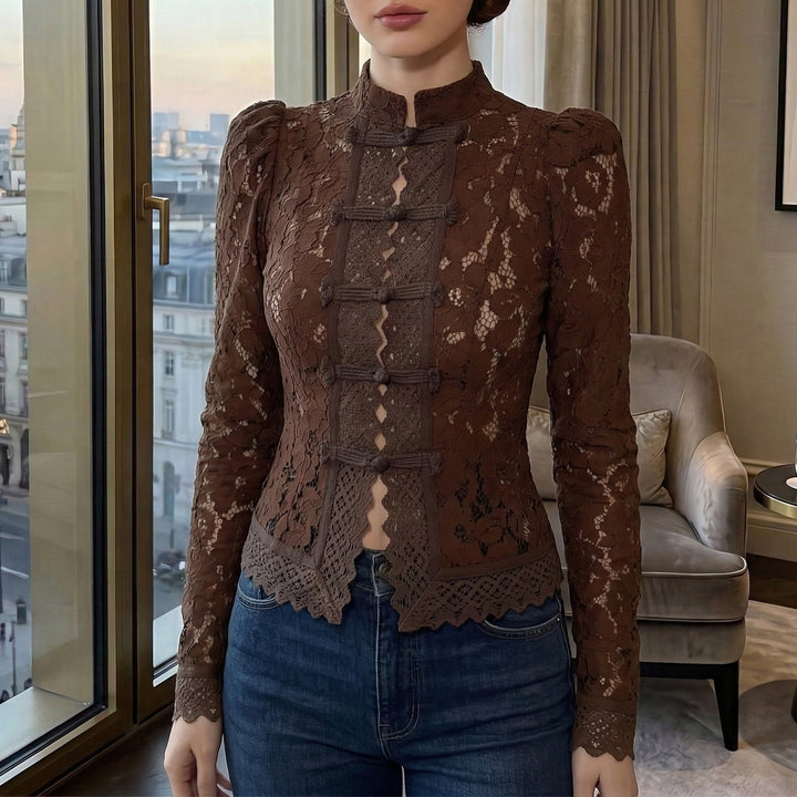 Dame spidsbluse med strukturerede detaljer og elegant ståkrave Skovae