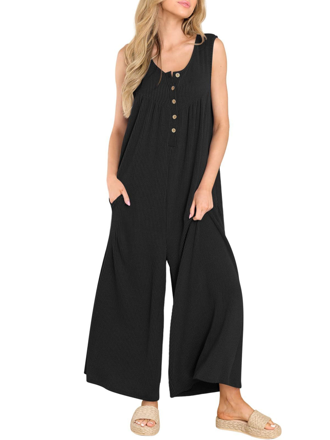 Dame afslappet jumpsuit med knapdetaljer og bredt skåret ben Stilla