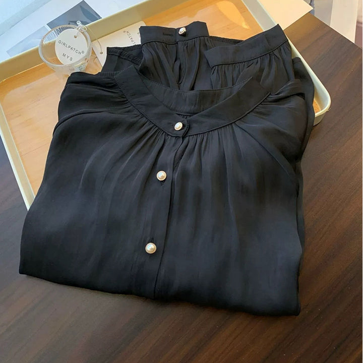Damebluse med elegant perleknapdesign og flatterende pasform Stilla