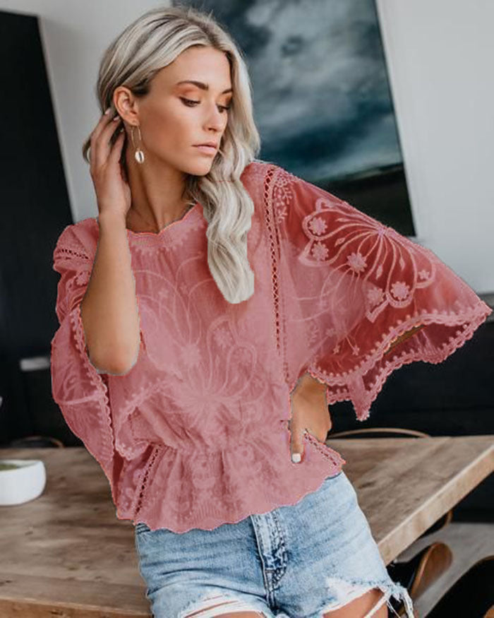 Kvindernes elegante bluse i blonde med voluminøse ærmer Stilla
