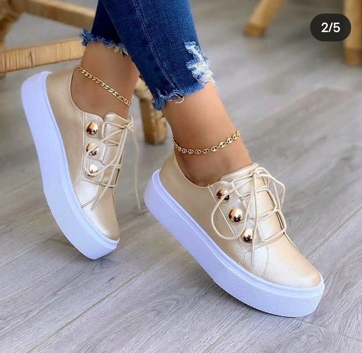 Dame Plateau-sneakers med skinnende overflade og elegant snøring Stilla