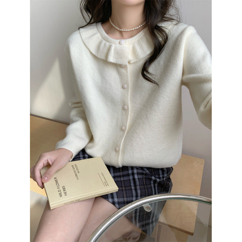 Kvinders strikket sweater med romantisk flæsekrave og fine knapdetaljer Stilla