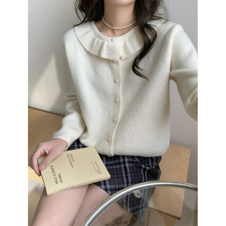Kvinders strikket sweater med romantisk flæsekrave og fine knapdetaljer Stilla