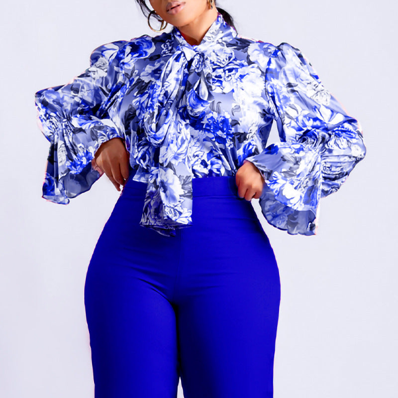 Damebluse med elegant sløjfekrage og blomsterdesigns Stilla