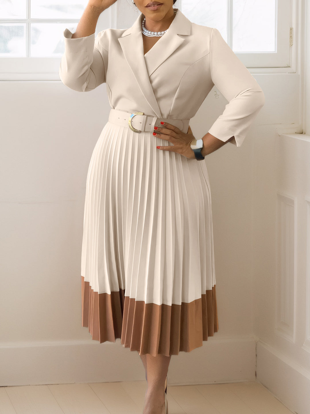 Dame midikjole med elegant blazer-stil og plisserede detaljer Stilla