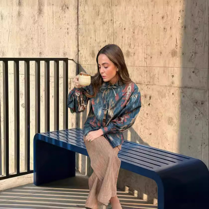 Damebluse med smart flæse design og afslappet krave Stilla