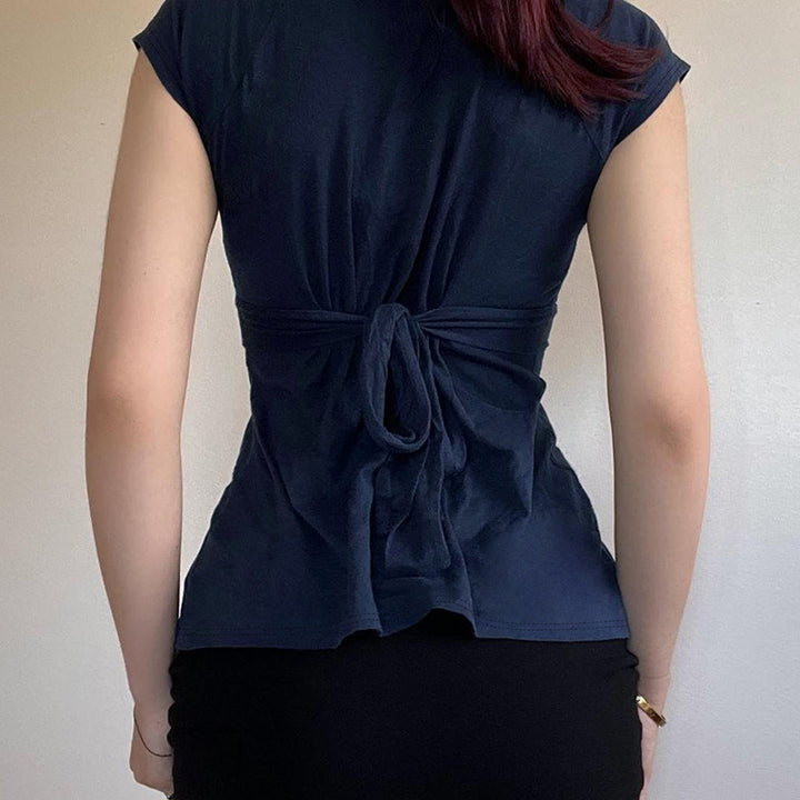 Dame wrapped top med dekorative bånd og moderne V-hals Skovae