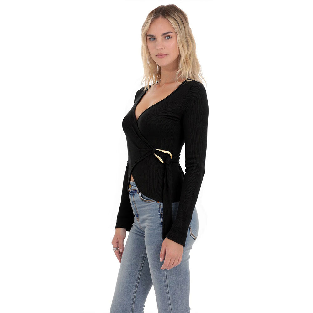 Kvinders indpakningsbluse med lange ærmer og elegante flæsedetaljer Stilla