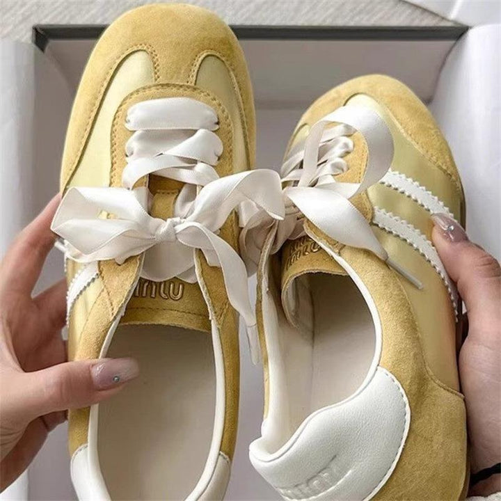 Dame Sneakers lavet af høj kvalitet ruskind med stilfulde satin snørebånd og skridsikker sål Stilla