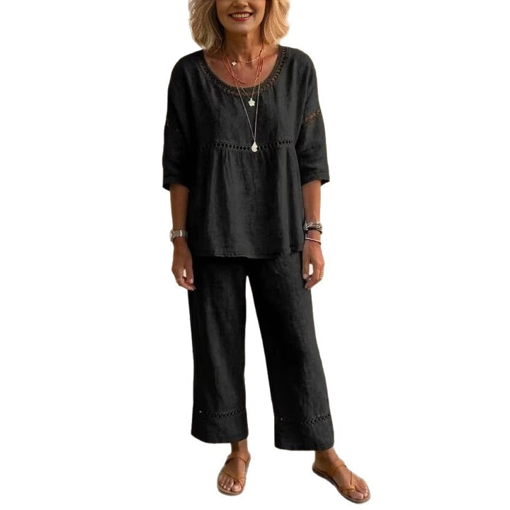 Kvinders komplette loungewear sæt lavet af linned med luftig pasform og blonde detaljer Skovae