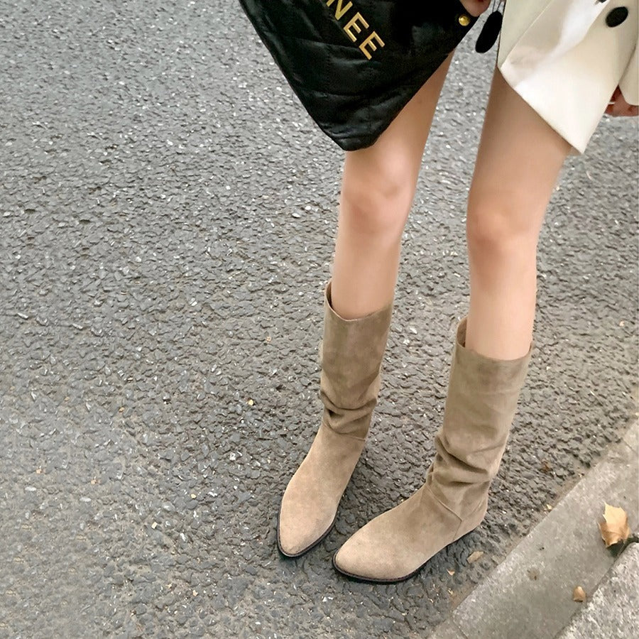 Dame høje støvler i blødt ruskind med moderne slip-on design Stilla
