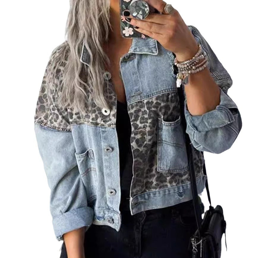 Kvinders fashionable denimjakke med læderelementer og iøjnefaldende mønster Stilla