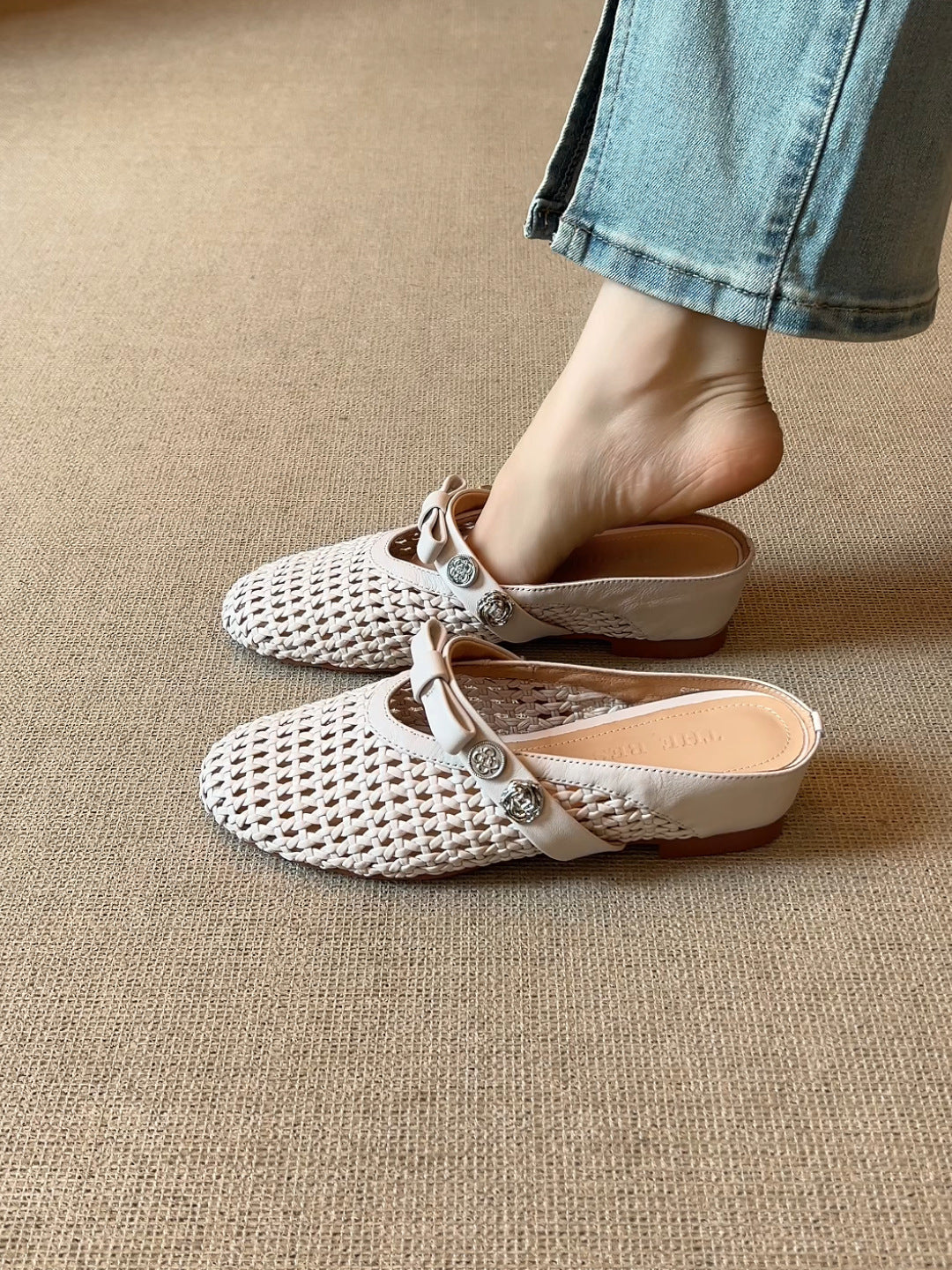 Femme Mesh Slip-On Mules med dekorativ sløjfe- og knapdetalje Stilla