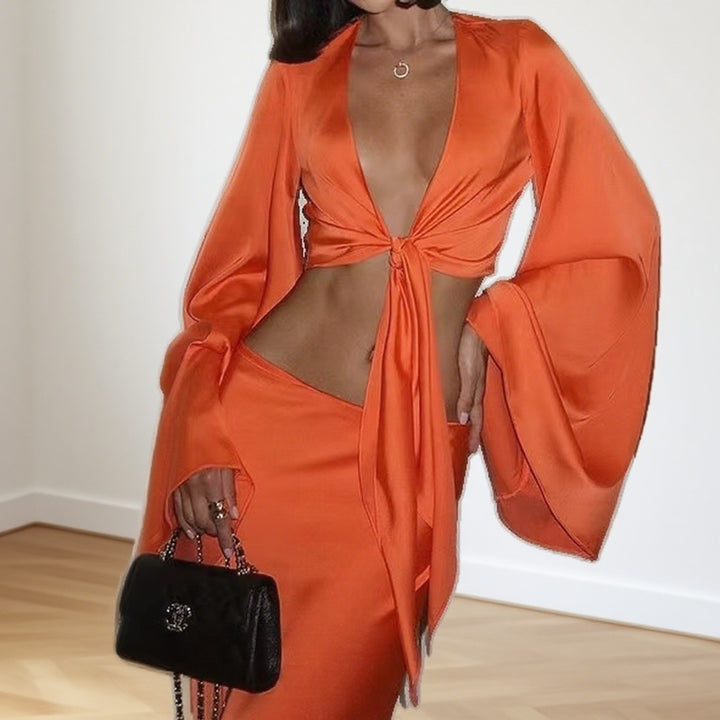 Dame sæt bestående af cropped top med lange, vide ærmer og matchende midi-nederdel Skovae