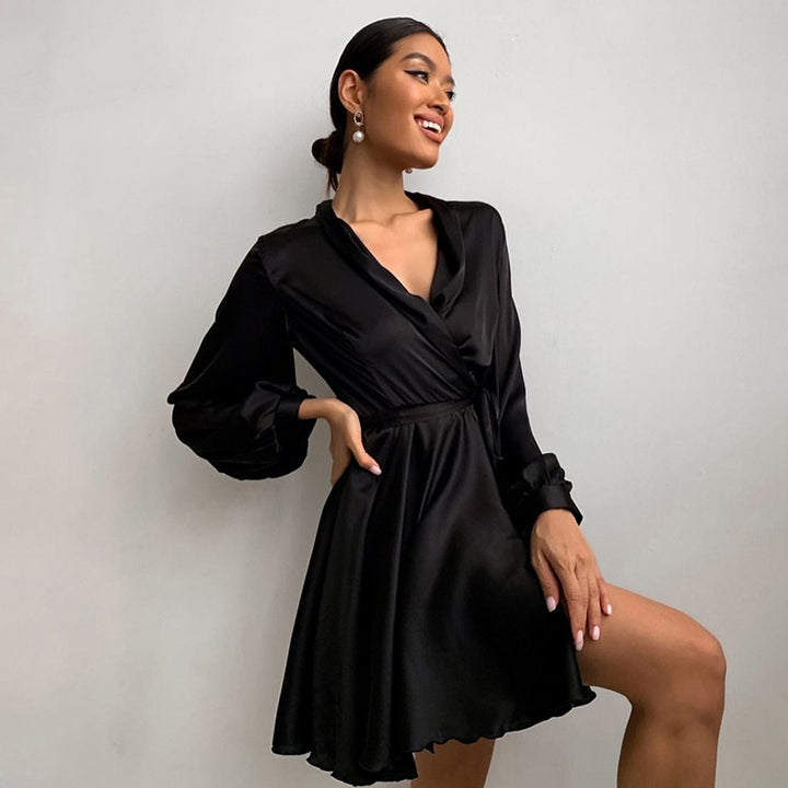 Dame wrapped dress i skinnende satin med voluminøse ærmer og svajende kant Stilla