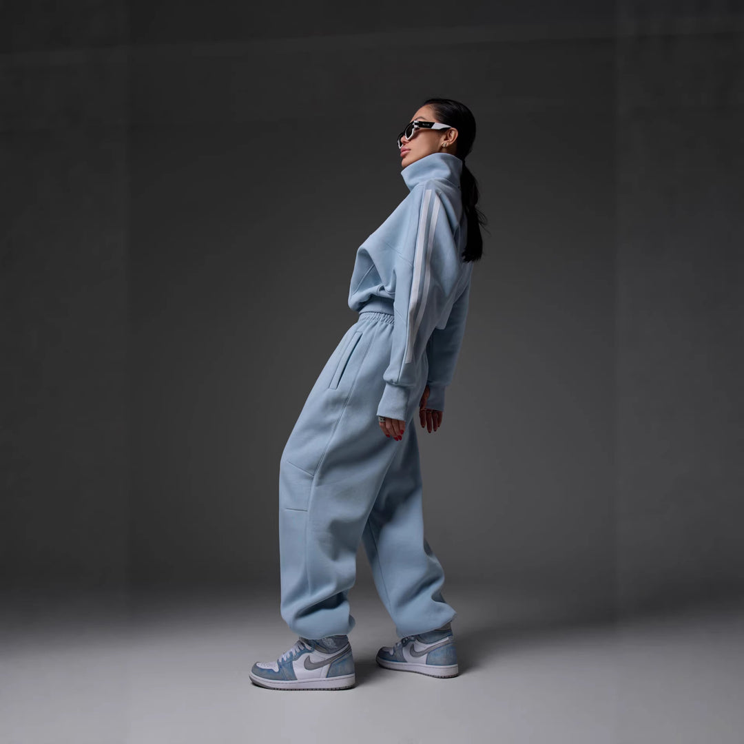 Damer stilfuld fritidssæt i moderne oversized design med høj krave og elastisk talje Stilla