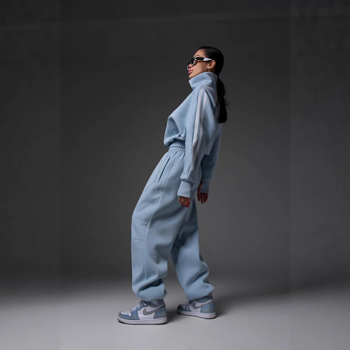 Damer stilfuld fritidssæt i moderne oversized design med høj krave og elastisk talje Stilla