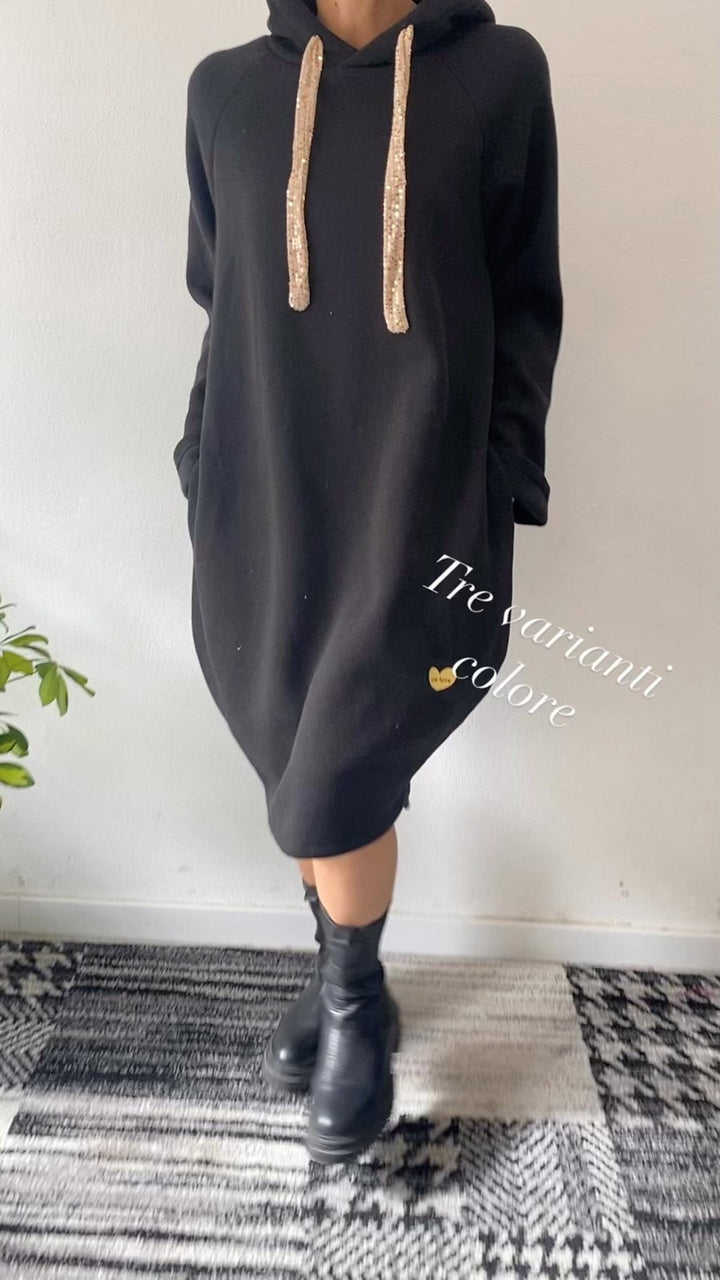 Kvinders hoodie kjole i en afslappet oversized stil med glitrende detaljer Stilla
