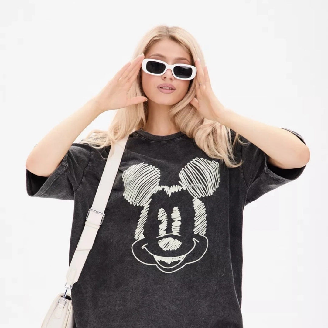 Dame T-shirt med kreativt Mickey Mouse motiv og afslappet oversized skæring Stilla