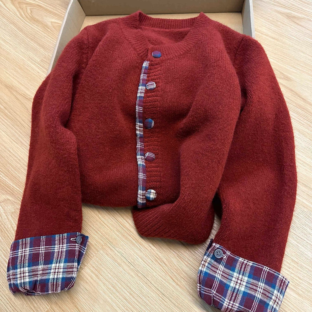 Kvinders fashionable cardigan med ternet mønster og praktiske knapper Stilla