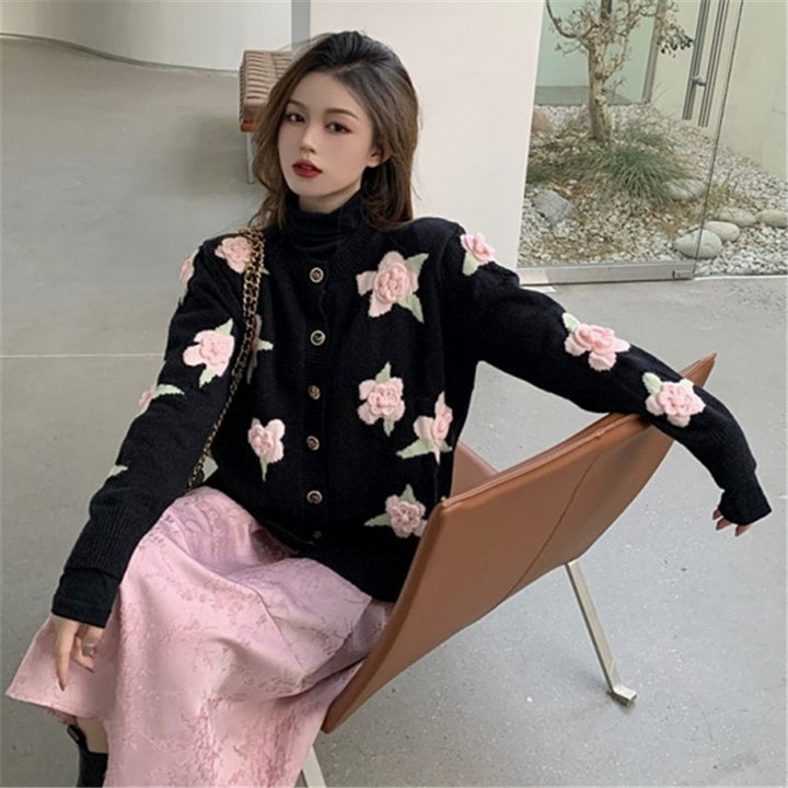 Dame cardigan med elegant blomster mønster og knaplukning Stilla