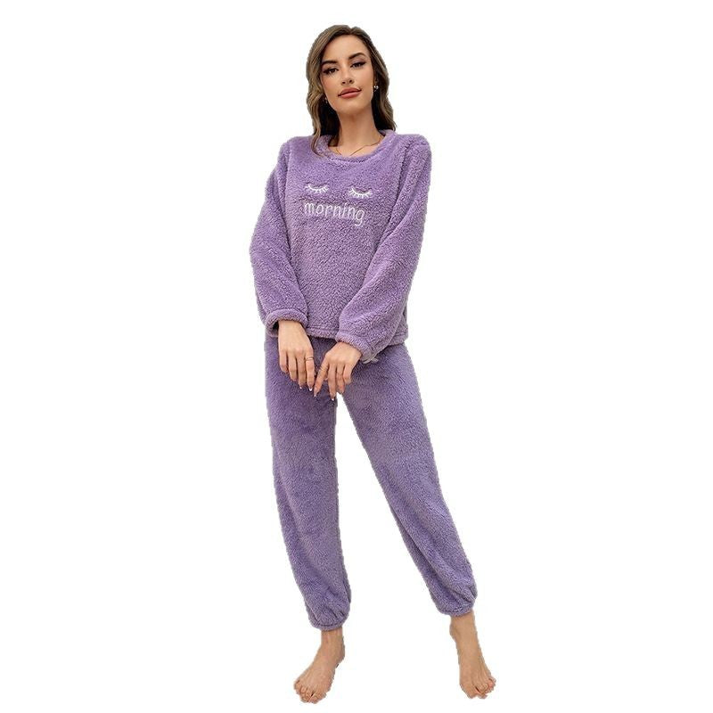Dame hyggeligt fleece-pyjamasæt med sødt broderet motiv Stilla