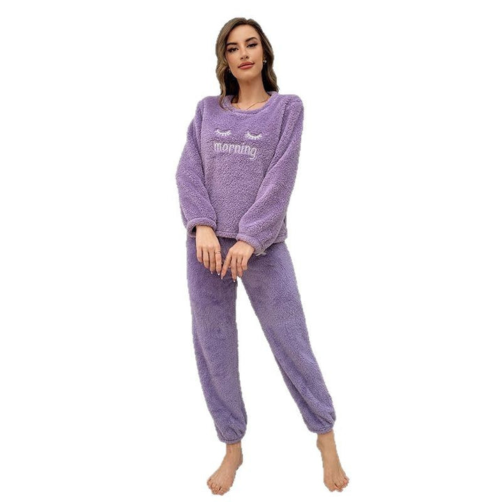 Dame hyggeligt fleece-pyjamasæt med sødt broderet motiv Stilla