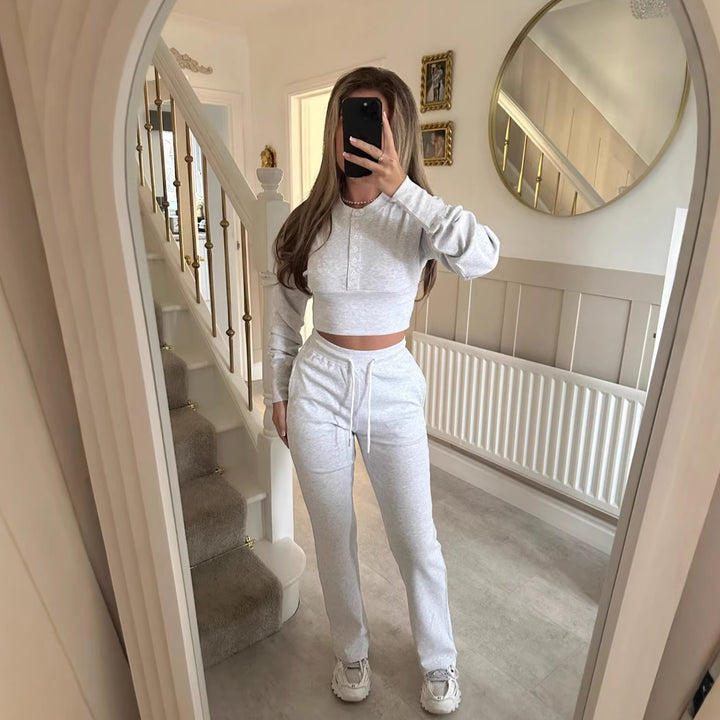 Kvinders afslappede fritidssæt med cropped sweatshirt og komfortable joggers