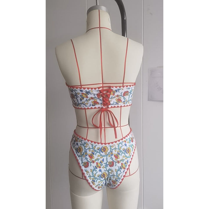 Dame Bandeau-Bikini med florale accenter og flæser Skovae