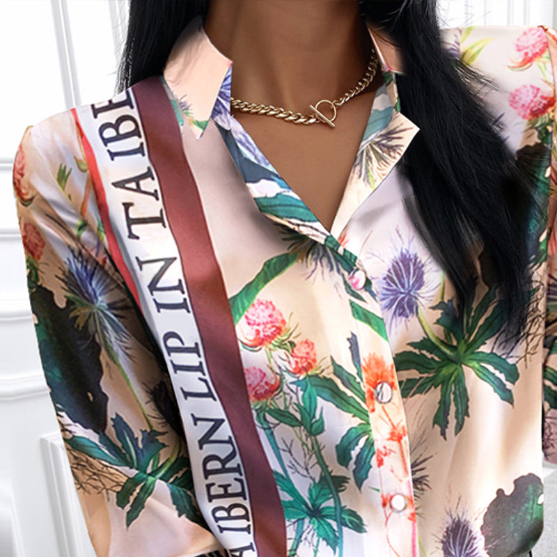 Dame floral trykt bluse med elegant satinfinish Skovae