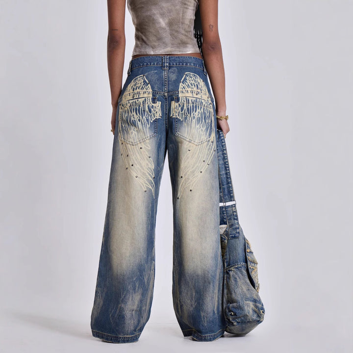 Dame Løst skårede jeans med iøjnefaldende englevinge-design og moderigtig brugt-look Stilla