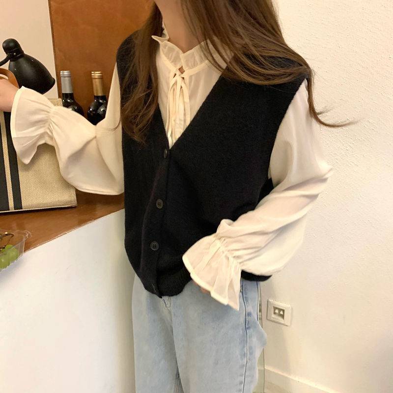 Dame strikket vest med elegant V-hals og knaplukning Stilla