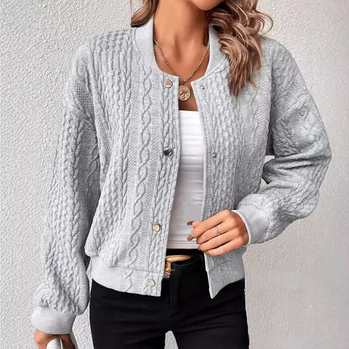Kvinders cardigan med elegant kabelstrik mønster og trykknap lukning Stilla