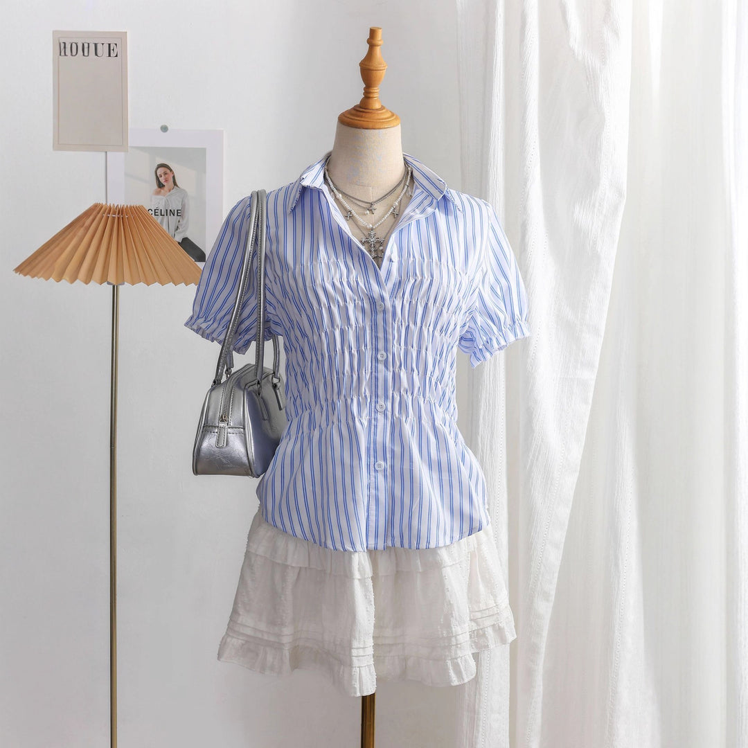 Damebluse med lagdelte volanger og figursyet pasform Skovae