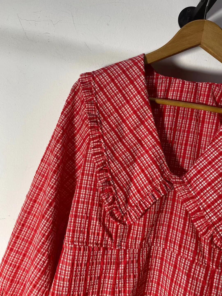 Damebluse med stort krave og romantiske flæsedetaljer Stilla