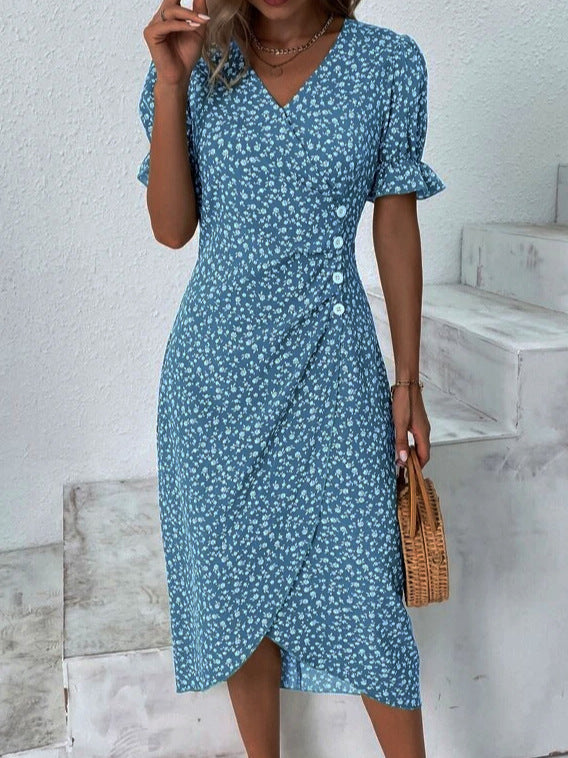 Dame wrapkjole med floral design og elegante knapdetaljer Stilla